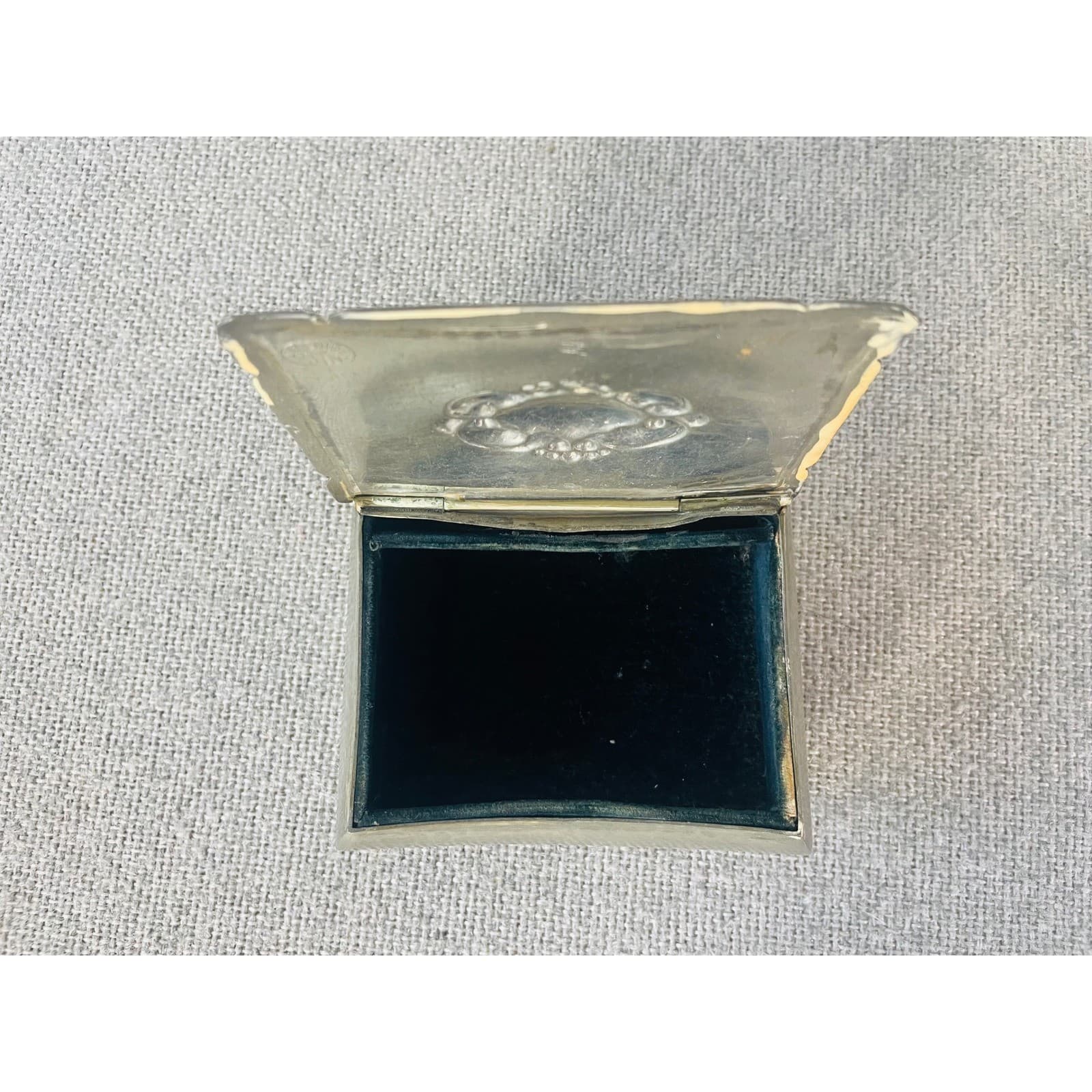 Vintage Hammered Pewter Footed Jewelry Box Trinket Casket Velvet Lined Flora - Thumbnail 6