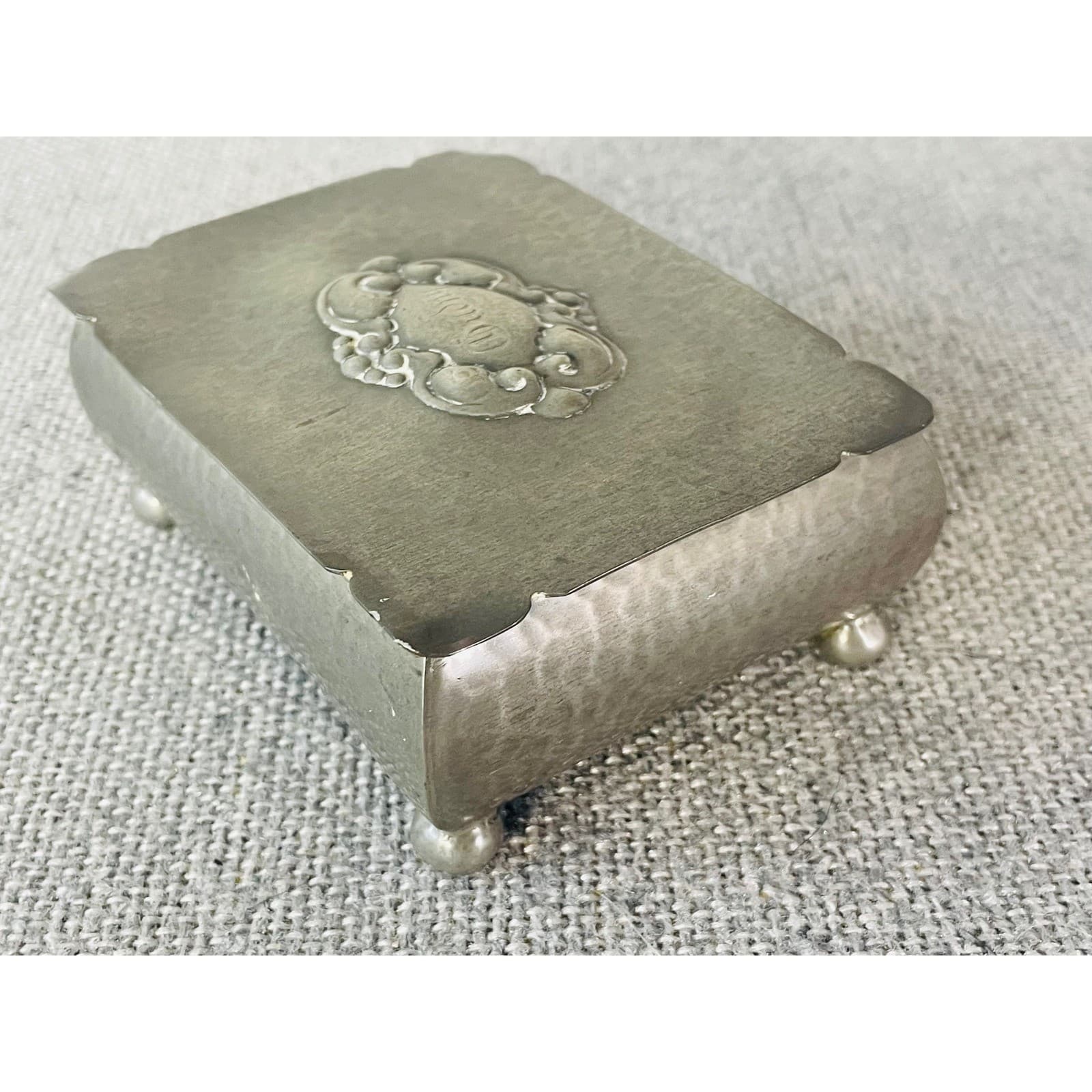 Vintage Hammered Pewter Footed Jewelry Box Trinket Casket Velvet Lined Flora - Thumbnail 8
