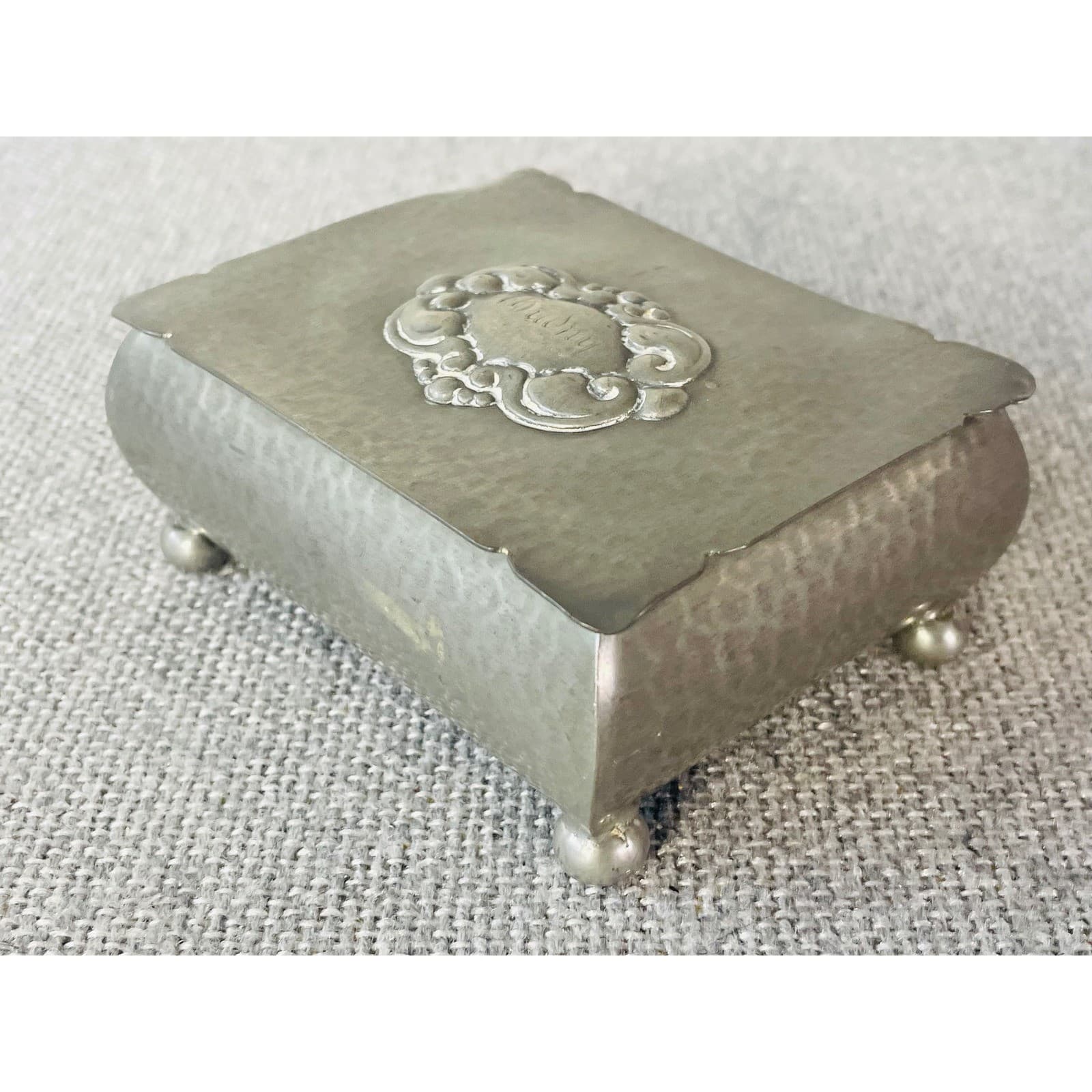 Vintage Hammered Pewter Footed Jewelry Box Trinket Casket Velvet Lined Flora - Thumbnail 5