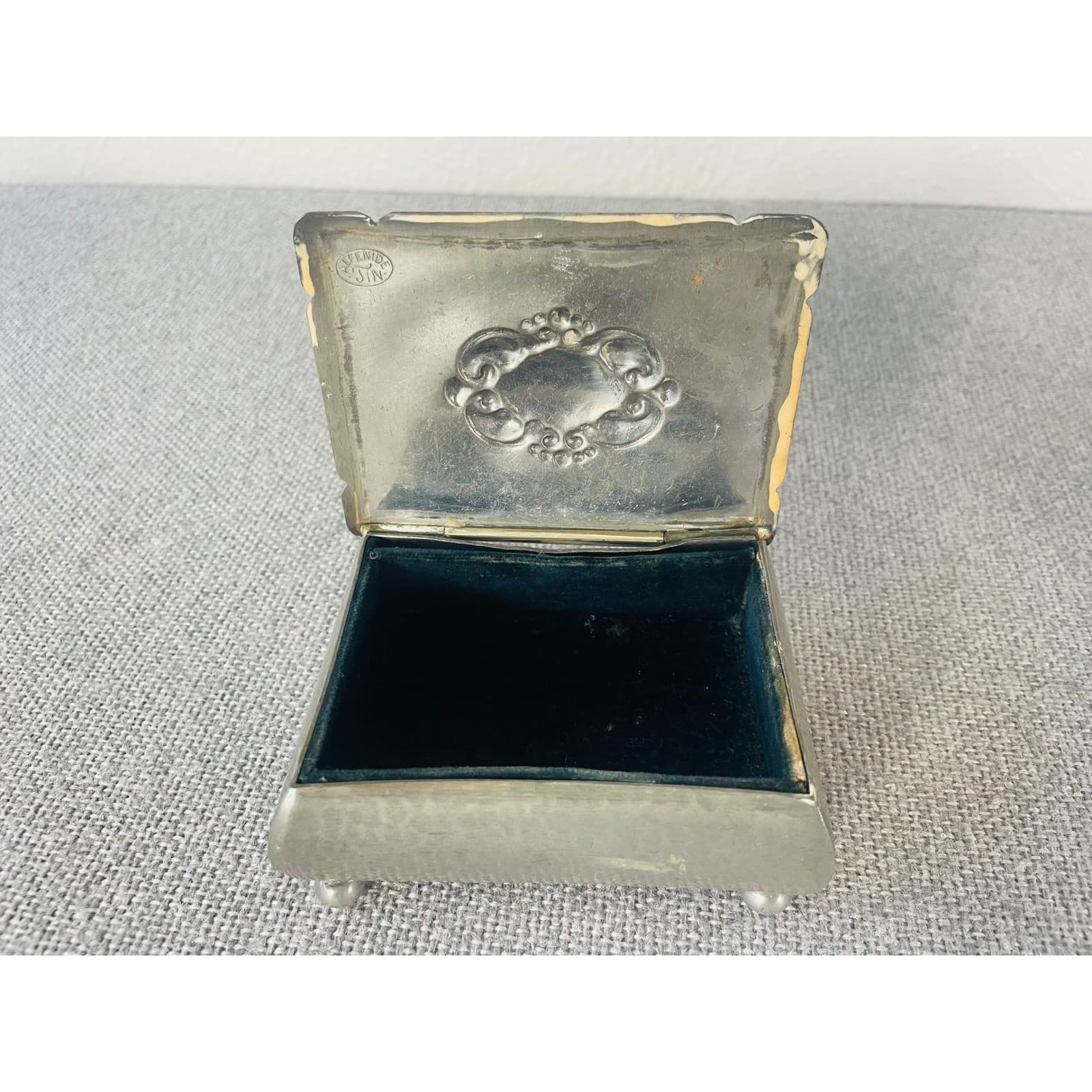 Vintage Hammered Pewter Footed Jewelry Box Trinket Casket Velvet Lined Flora - Thumbnail 10