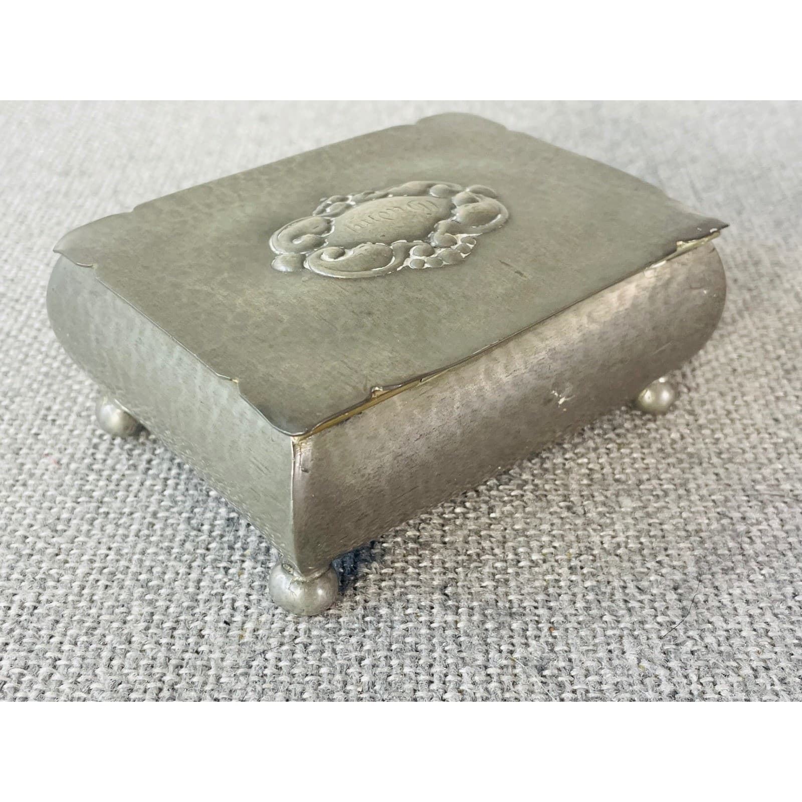 Vintage Hammered Pewter Footed Jewelry Box Trinket Casket Velvet Lined Flora - Thumbnail 7