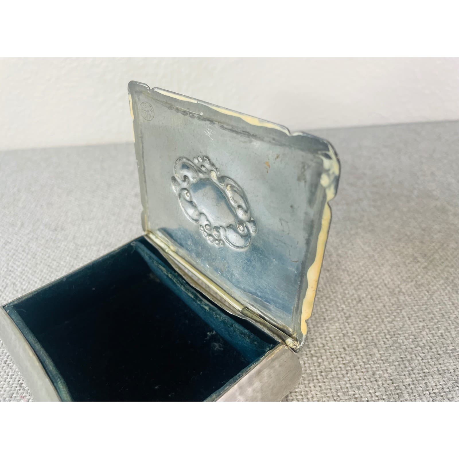 Vintage Hammered Pewter Footed Jewelry Box Trinket Casket Velvet Lined Flora - Thumbnail 9