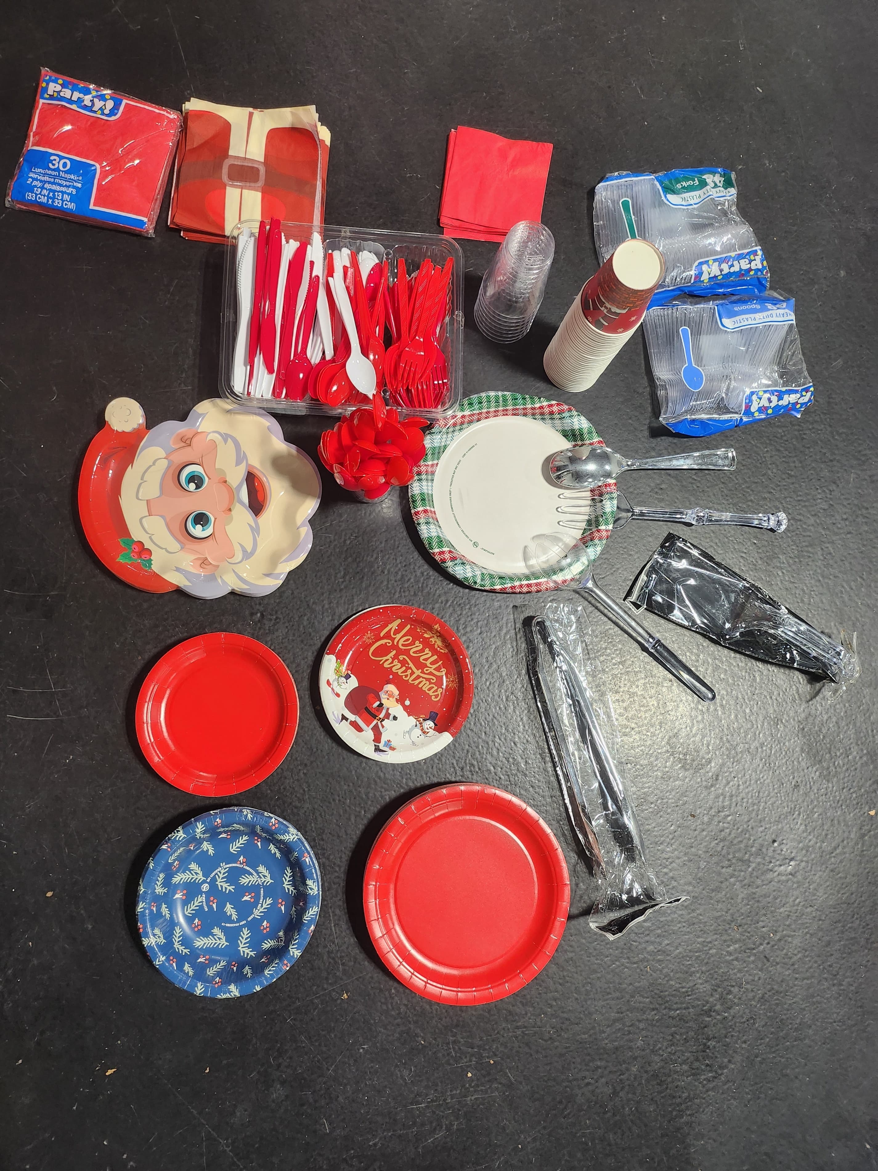 Holiday Disposable Cups and Plates Set - Thumbnail 3