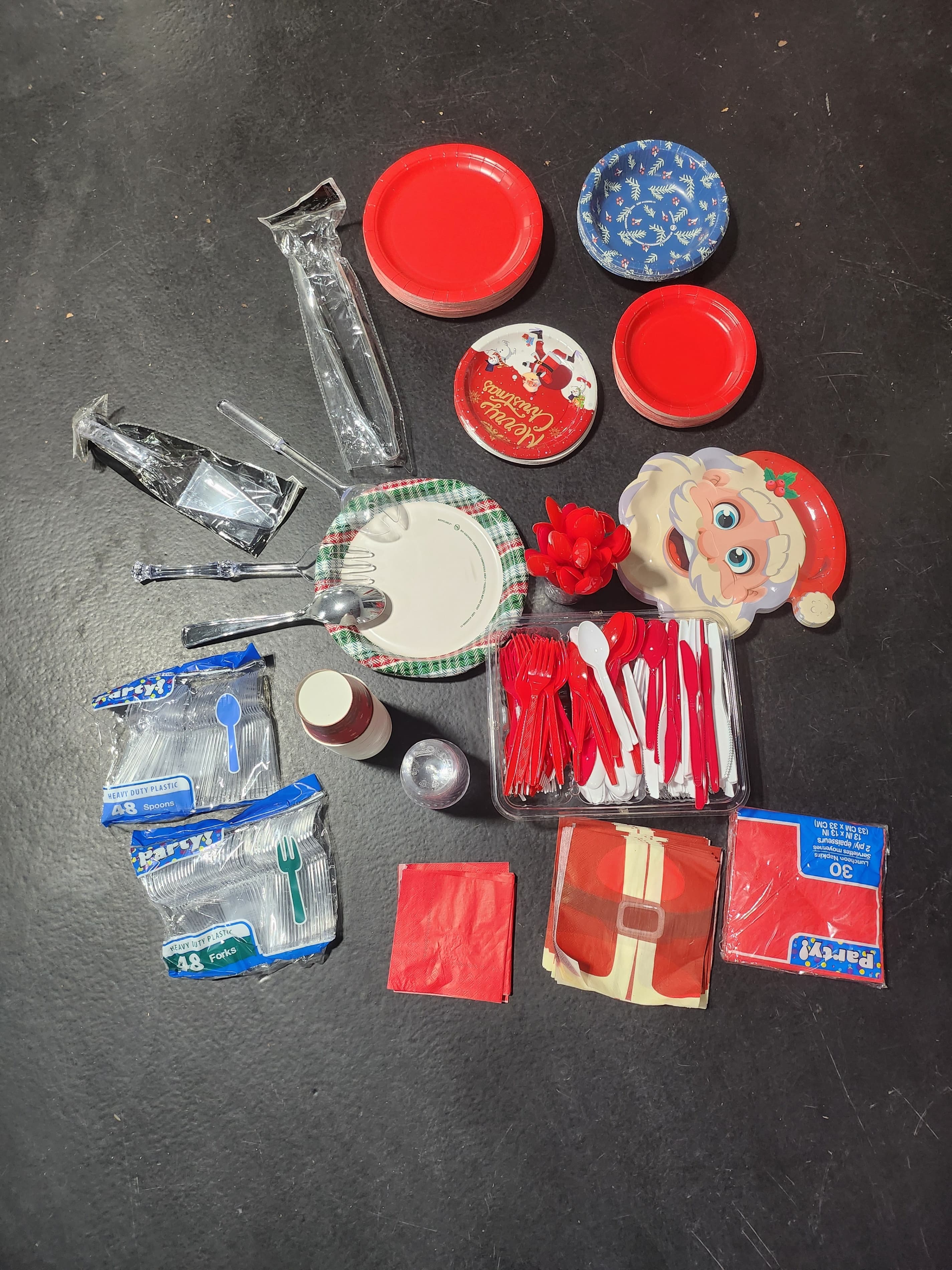 Holiday Disposable Cups and Plates Set - Thumbnail 4