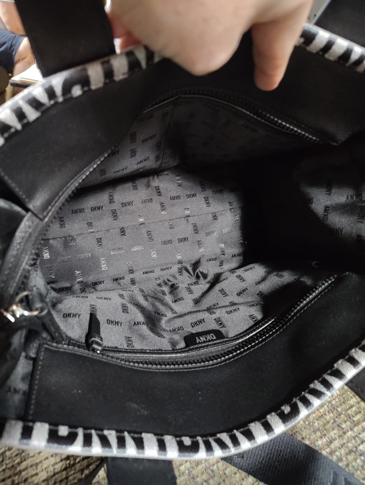DKNY Hadlee tote bag featuring an all-over logo-print and a black leather Patch - Thumbnail 4