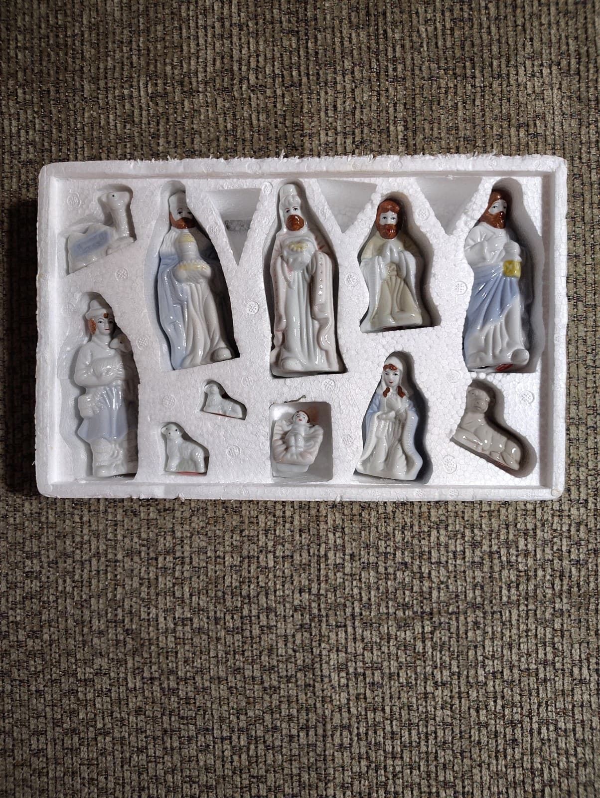 hand painted porcelain nativity Set Used - Thumbnail 3