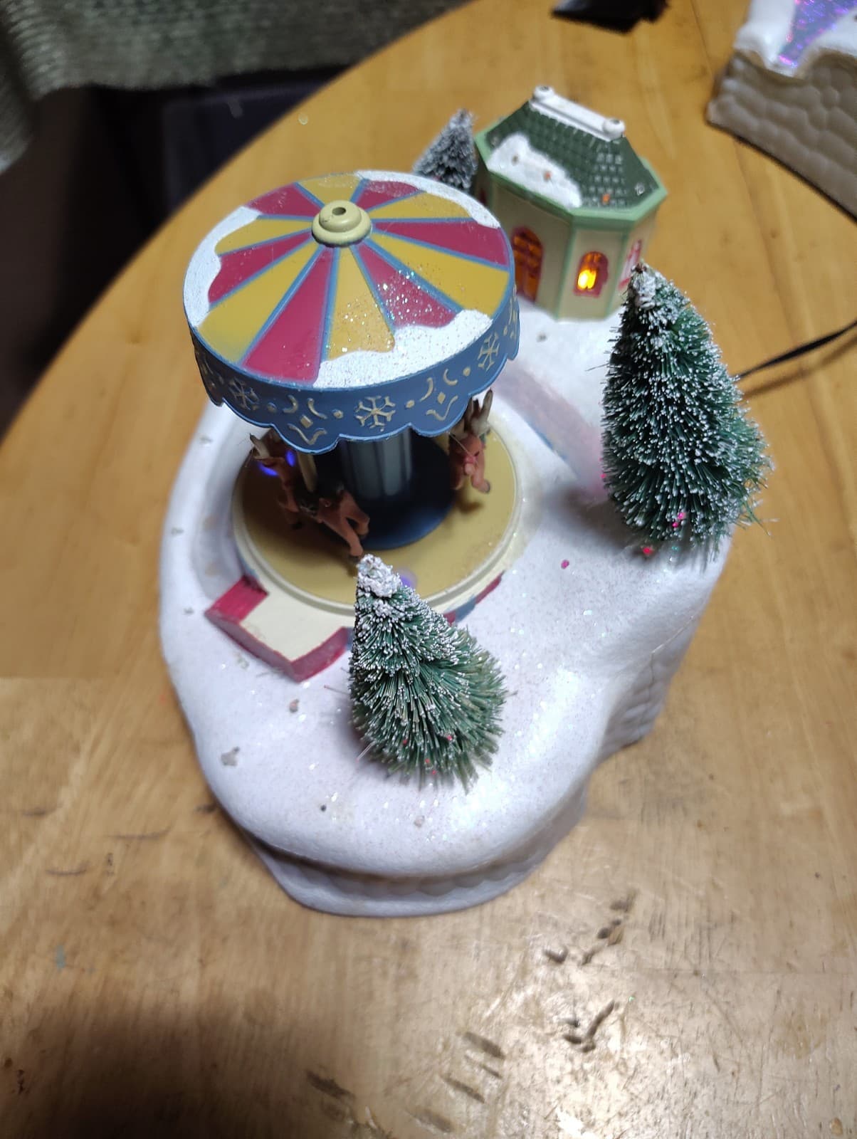 Vintage Avon Winter Carnival Fiber-Optic Lights and Motion Christmas Decor - Thumbnail 2