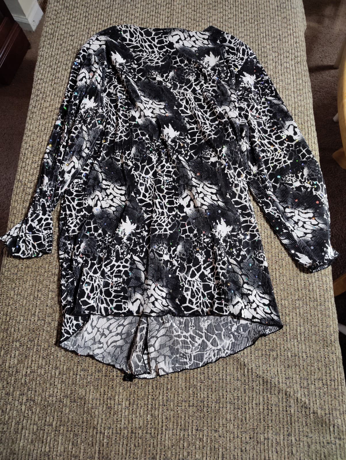 Brittany Black long sleeve lightweight V-neck Silver sparkle Glitter design M - Thumbnail 6
