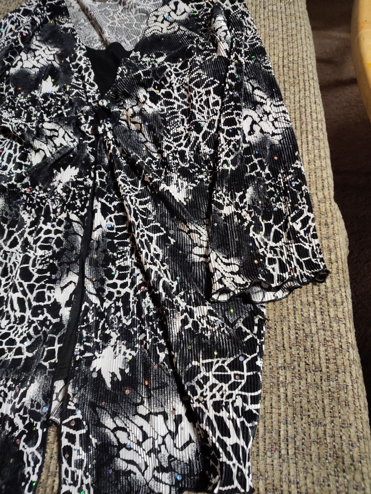 Brittany Black long sleeve lightweight V-neck Silver sparkle Glitter design M - Thumbnail 3