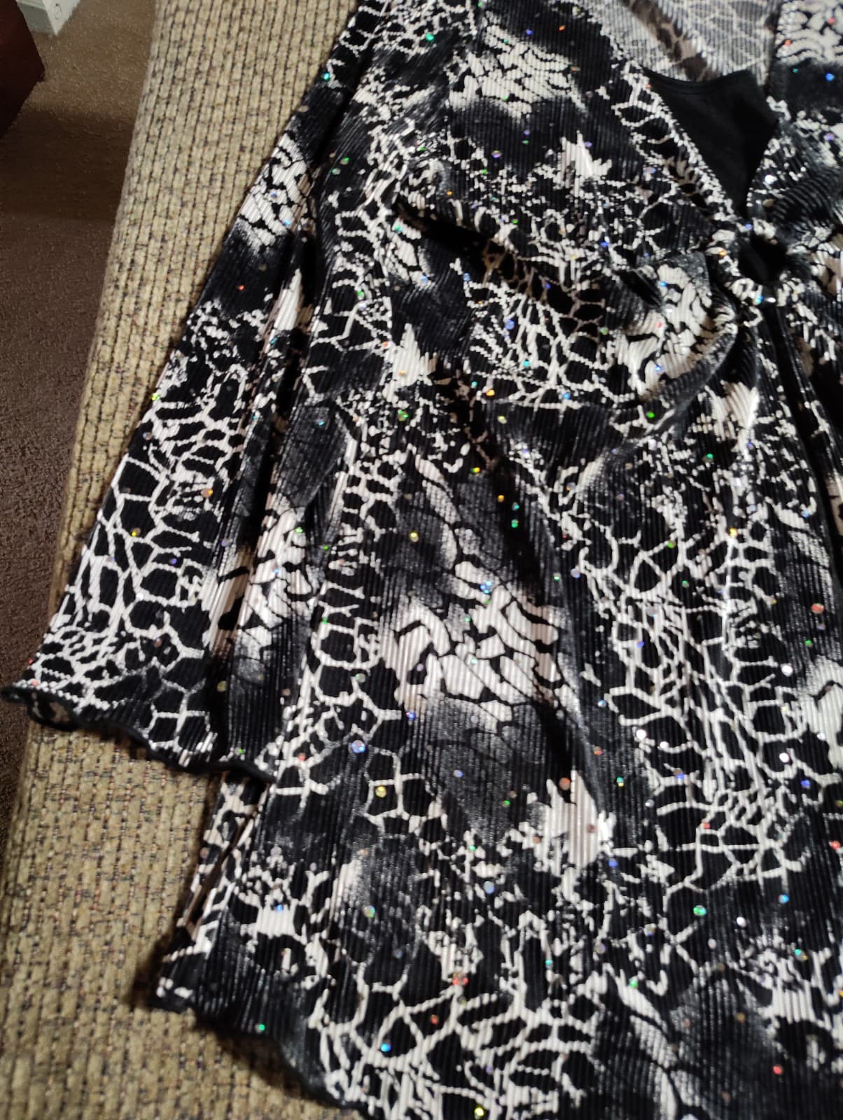 Brittany Black long sleeve lightweight V-neck Silver sparkle Glitter design M - Thumbnail 2