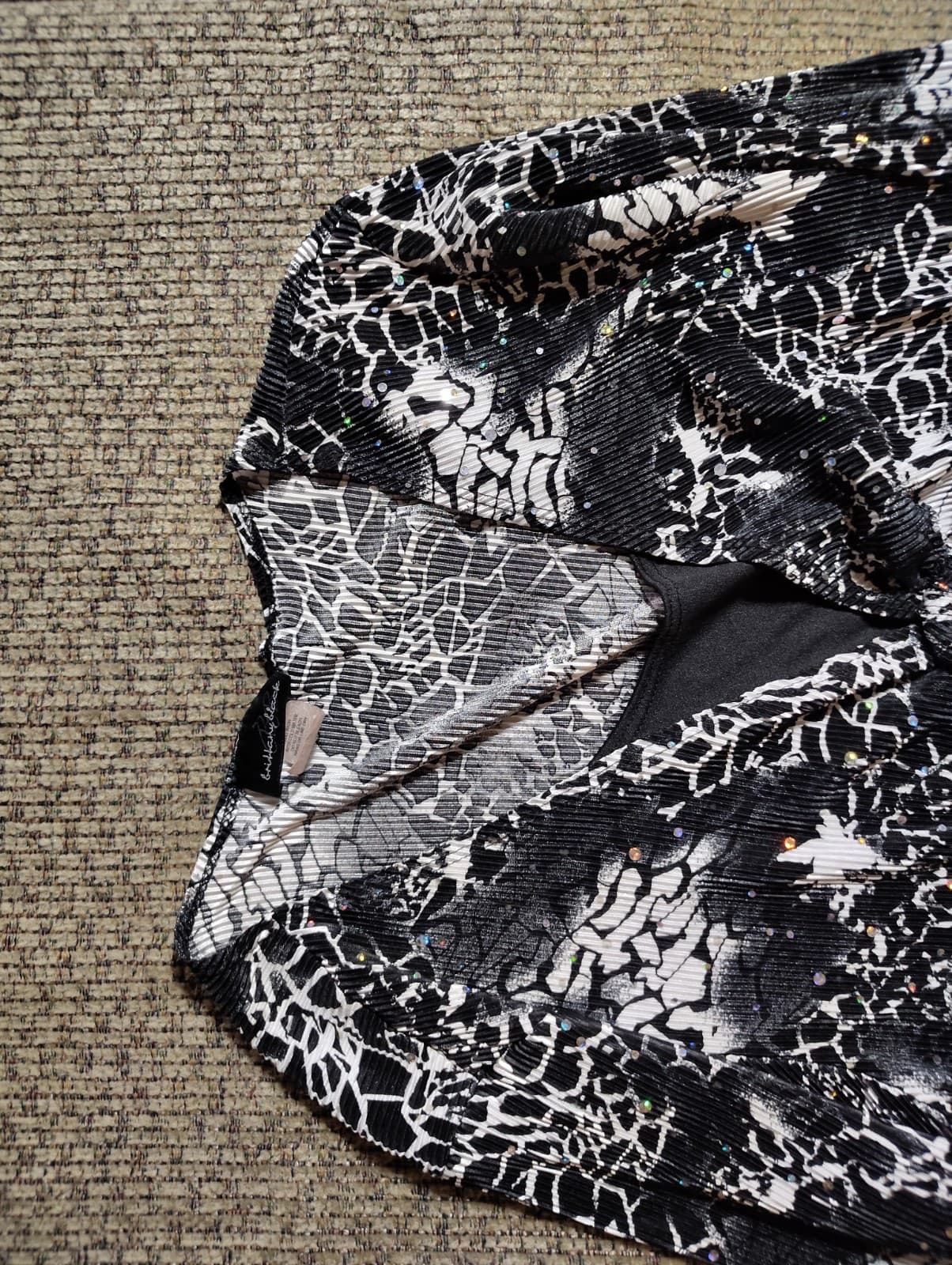 Brittany Black long sleeve lightweight V-neck Silver sparkle Glitter design M - Thumbnail 5