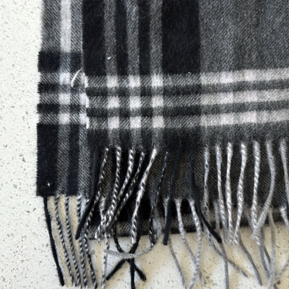 Edinburgh 100% Cashmere Scarf in Black/Gray - Thumbnail 3