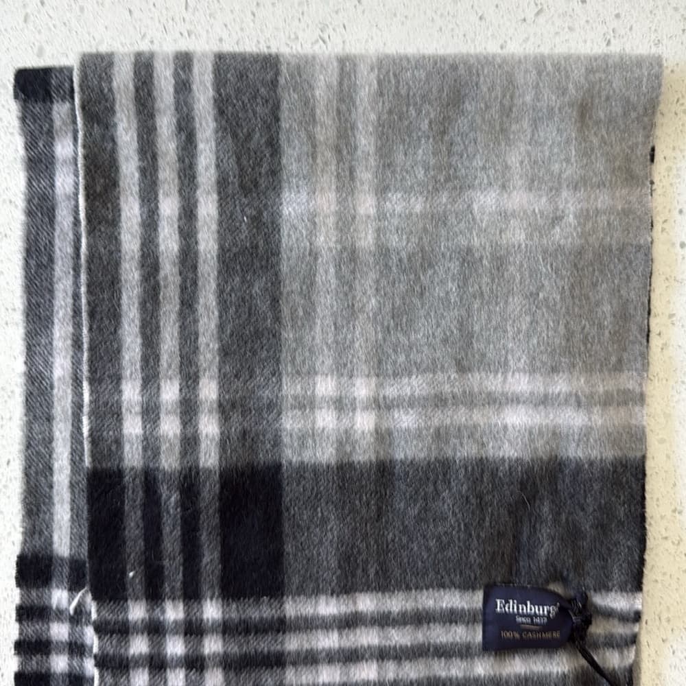 Edinburgh 100% Cashmere Scarf in Black/Gray - Thumbnail 4