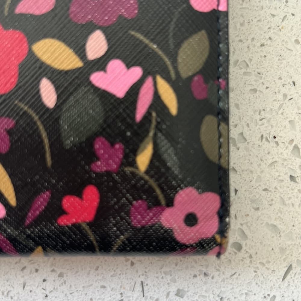 This is a previously used Kate Spade floral wallet. Overall in good condition. - Thumbnail 4