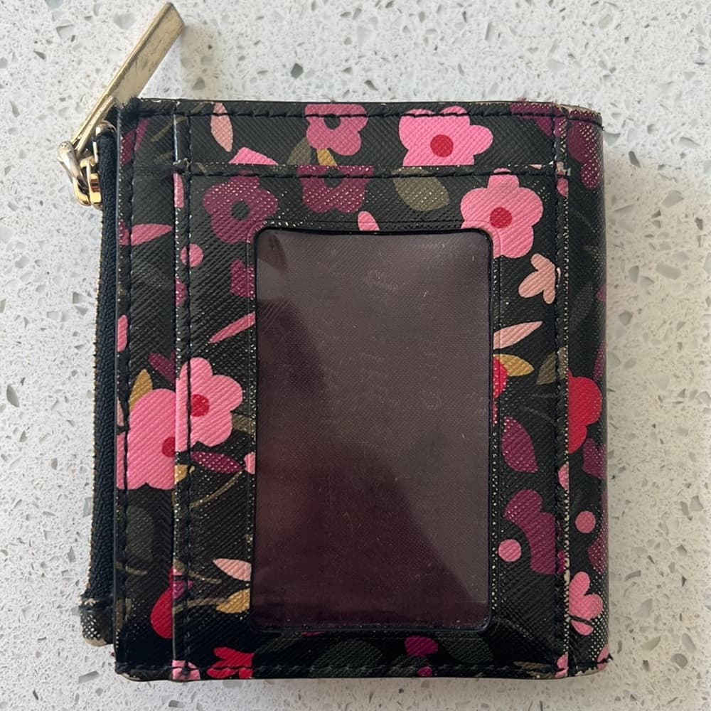 This is a previously used Kate Spade floral wallet. Overall in good condition. - Thumbnail 3