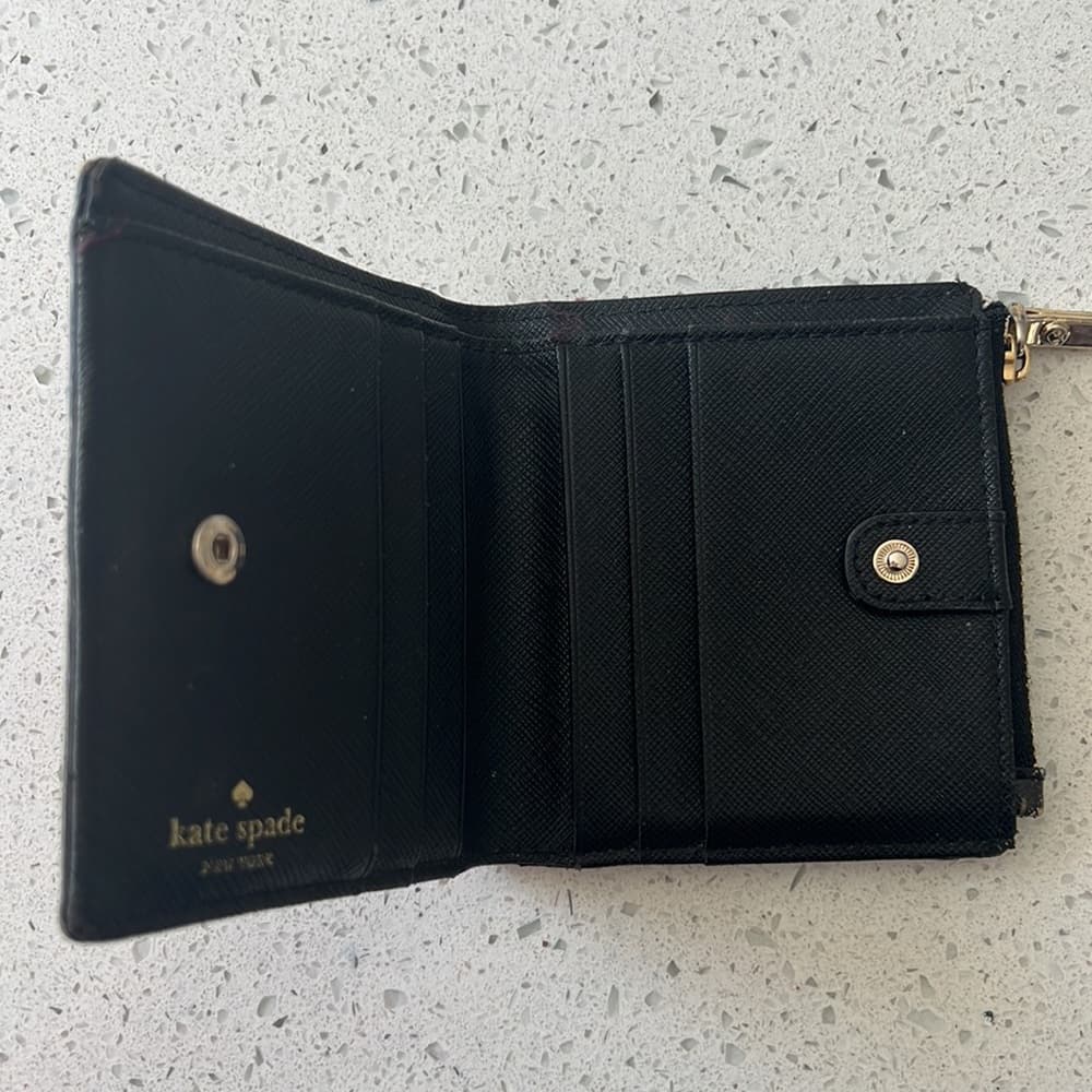 This is a previously used Kate Spade floral wallet. Overall in good condition. - Thumbnail 2