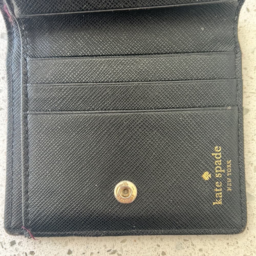 This is a previously used Kate Spade floral wallet. Overall in good condition. - Thumbnail 6