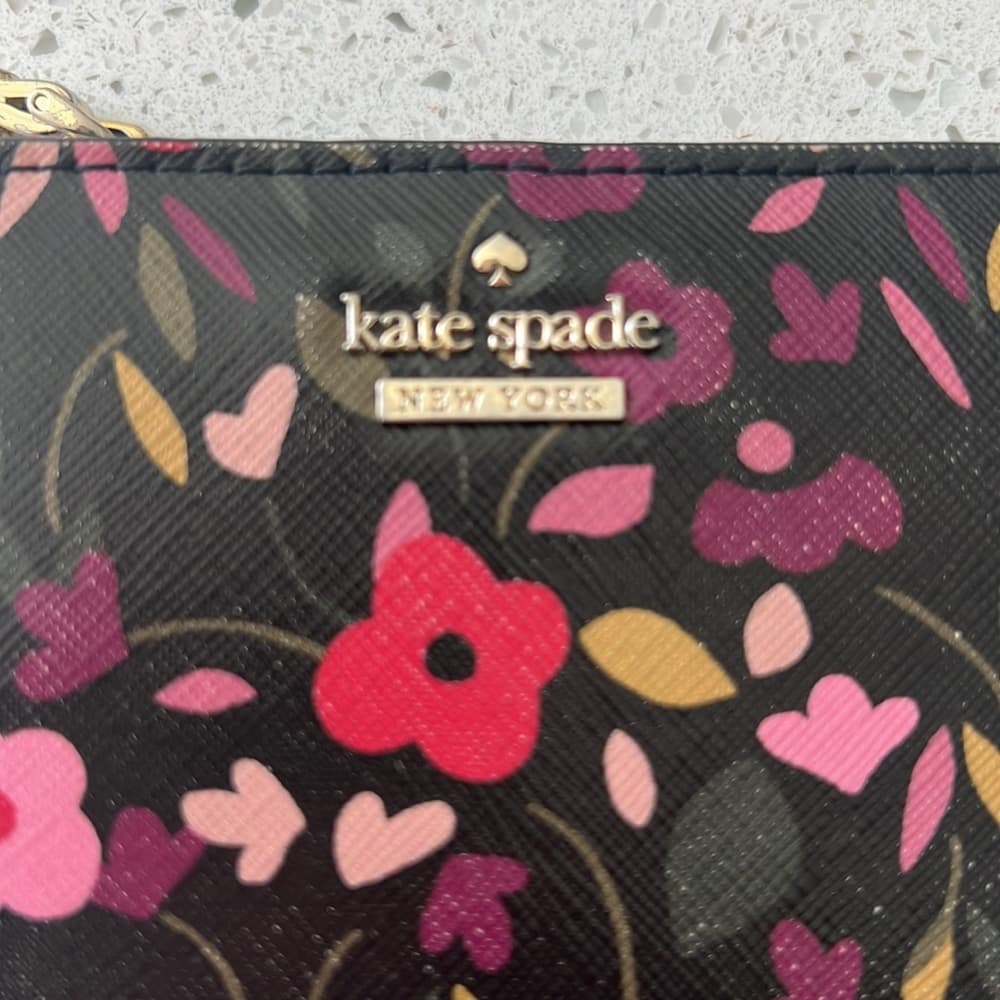 This is a previously used Kate Spade floral wallet. Overall in good condition. - Thumbnail 5