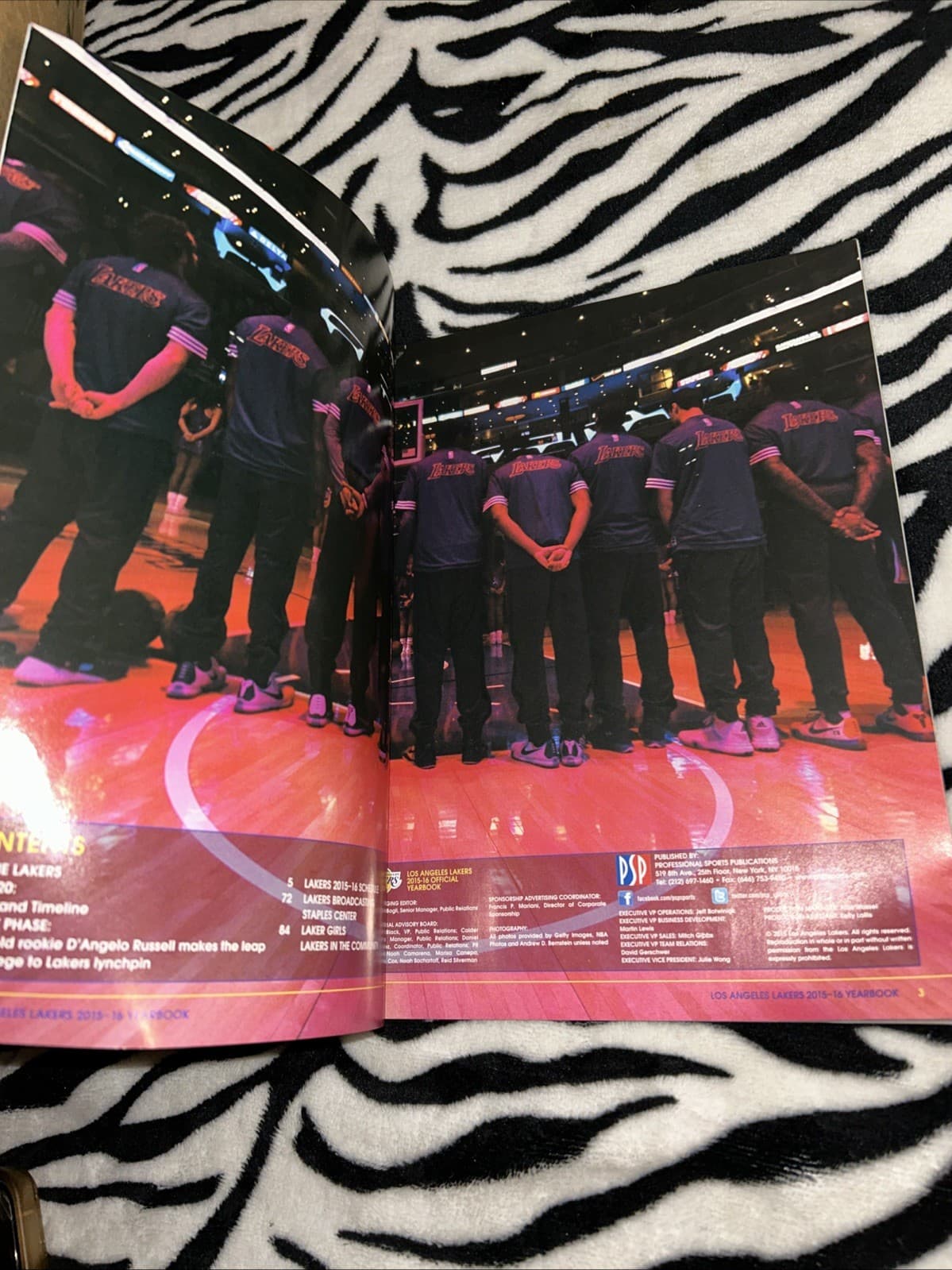 2015-16 LOS ANGELES LAKERS YEARBOOK 2016 KOBE BRYANT - Thumbnail 4