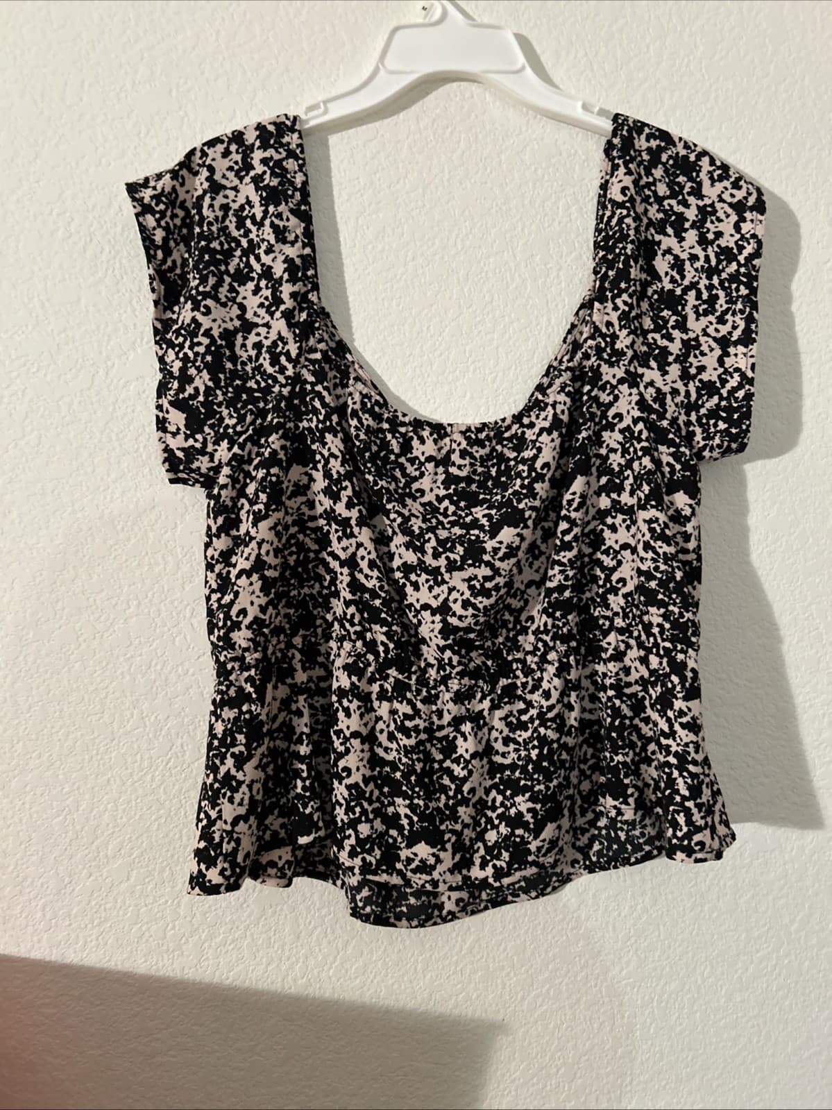 Women’s Xl TOP NWT SHORT SLEEVE - Thumbnail 3