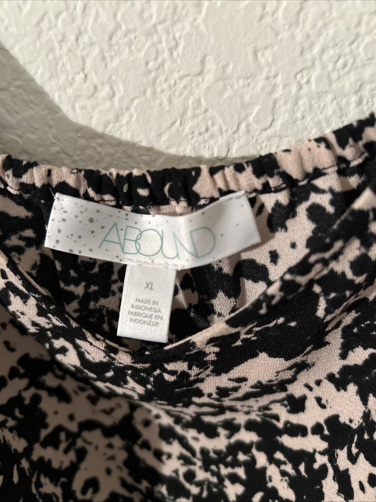 Women’s Xl TOP NWT SHORT SLEEVE - Thumbnail 2