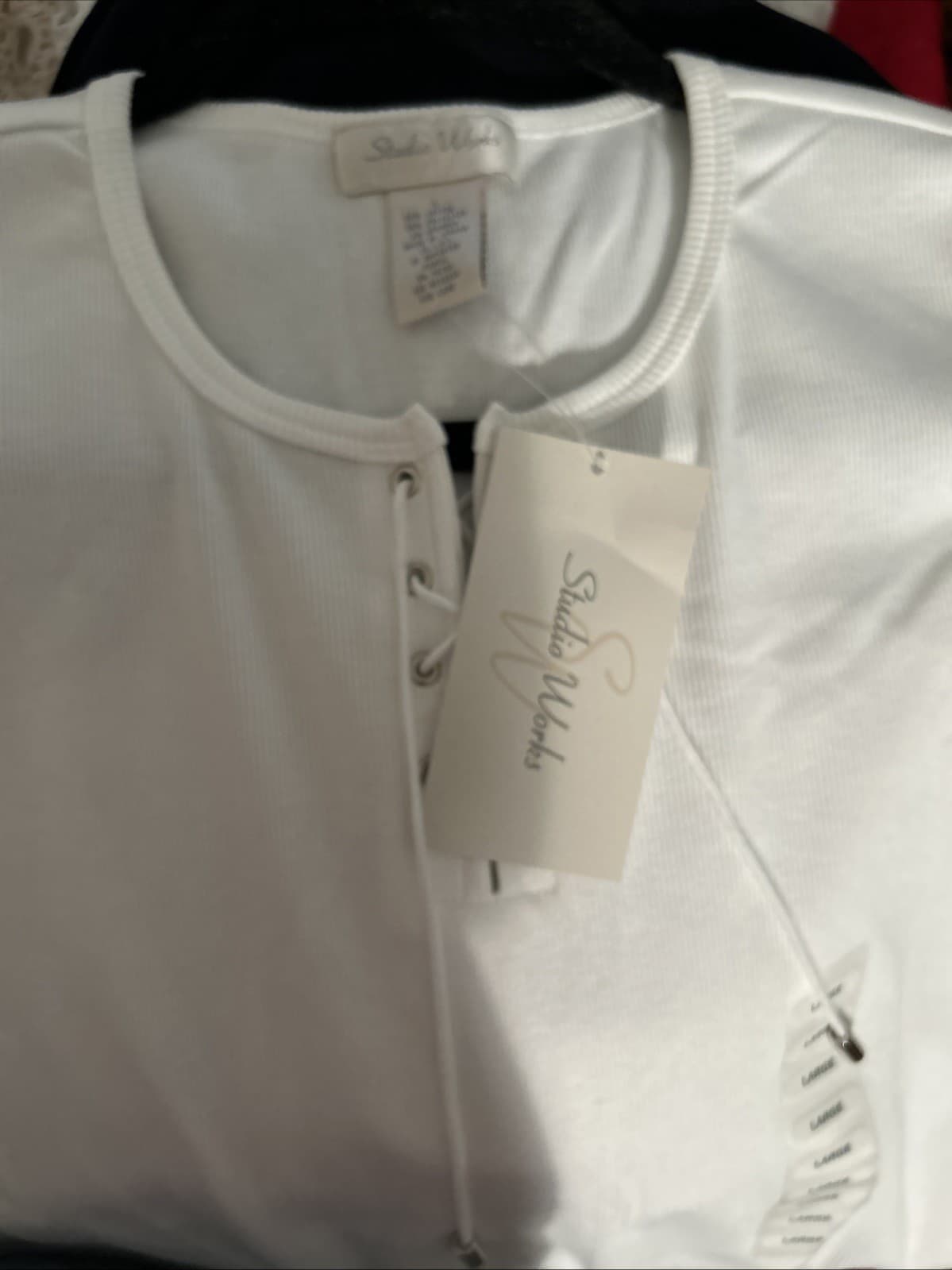 Women’s Large White Top NWT $20 - Thumbnail 4