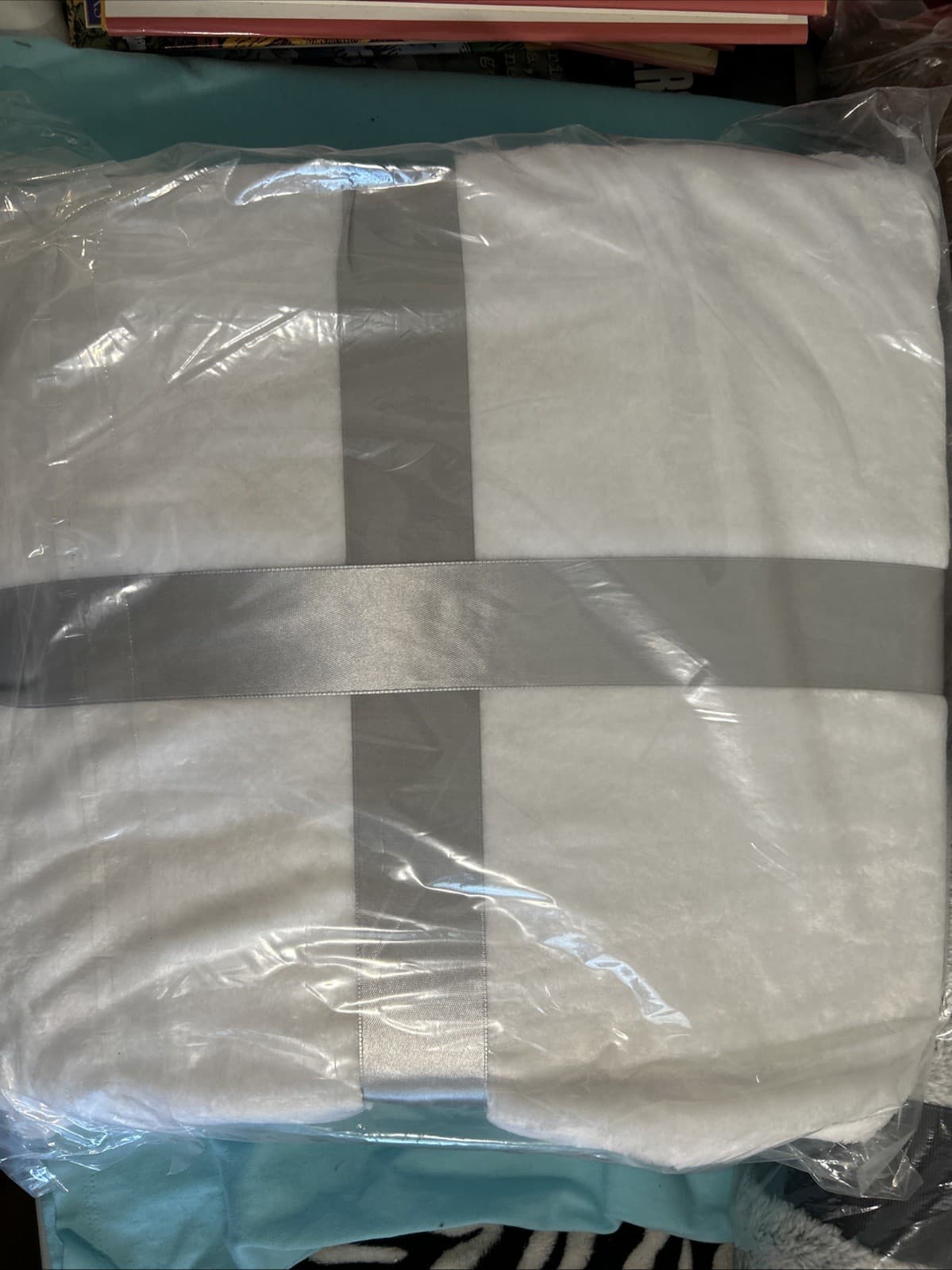 Lot Of 3 Throw Blankets New - Thumbnail 4
