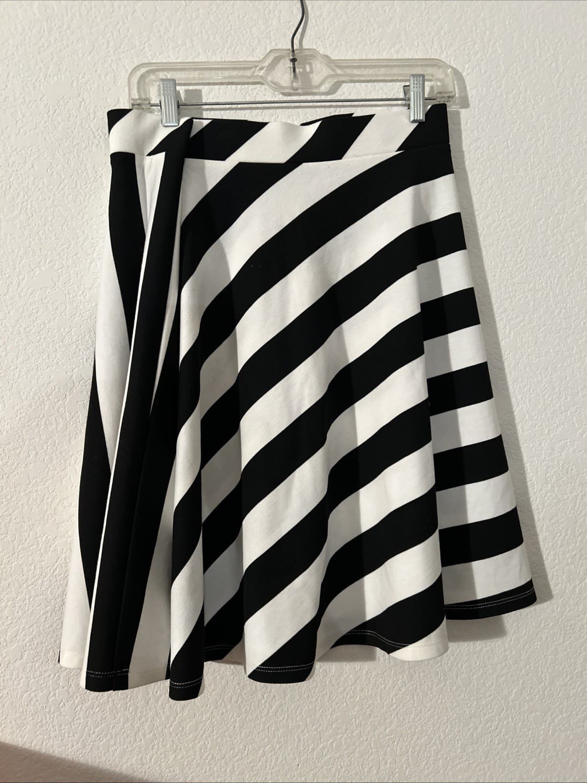 Women Ellen Black And White flared Skirt NWOT 18 In Waist - Thumbnail 2