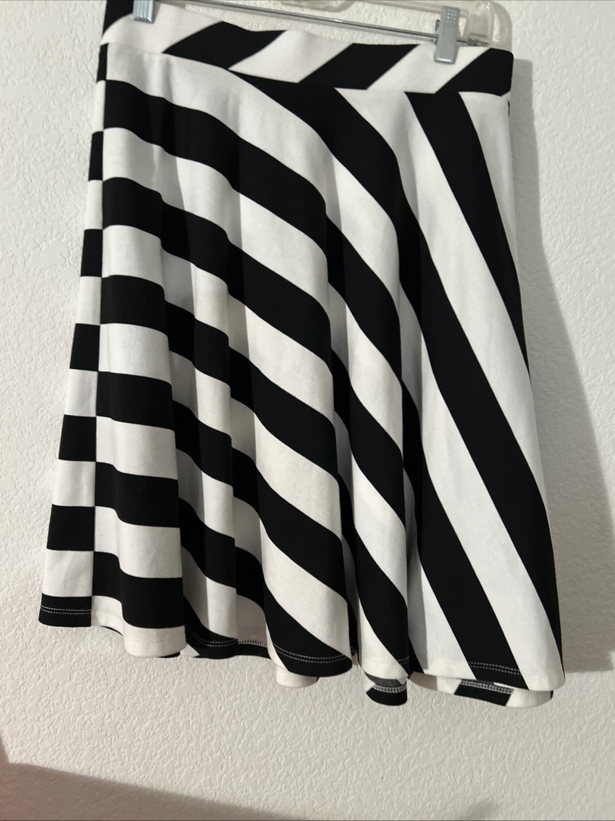 Women Ellen Black And White flared Skirt NWOT 18 In Waist