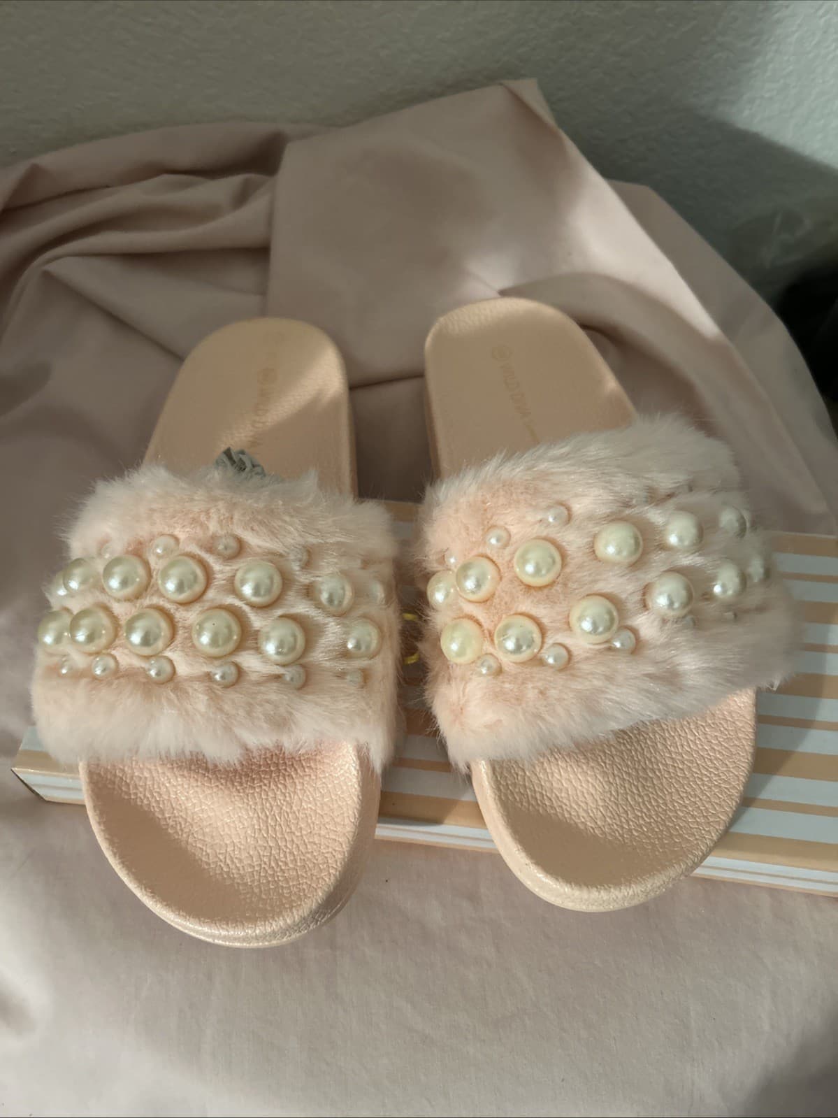 womens wild diva lounge matty Pink fur slide size 8 New