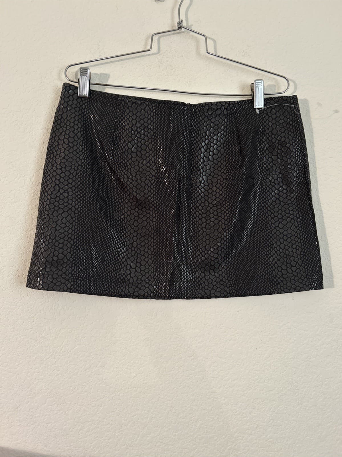 Women’s Guess Mini Skirt Size 31 NWOT Black And Gray