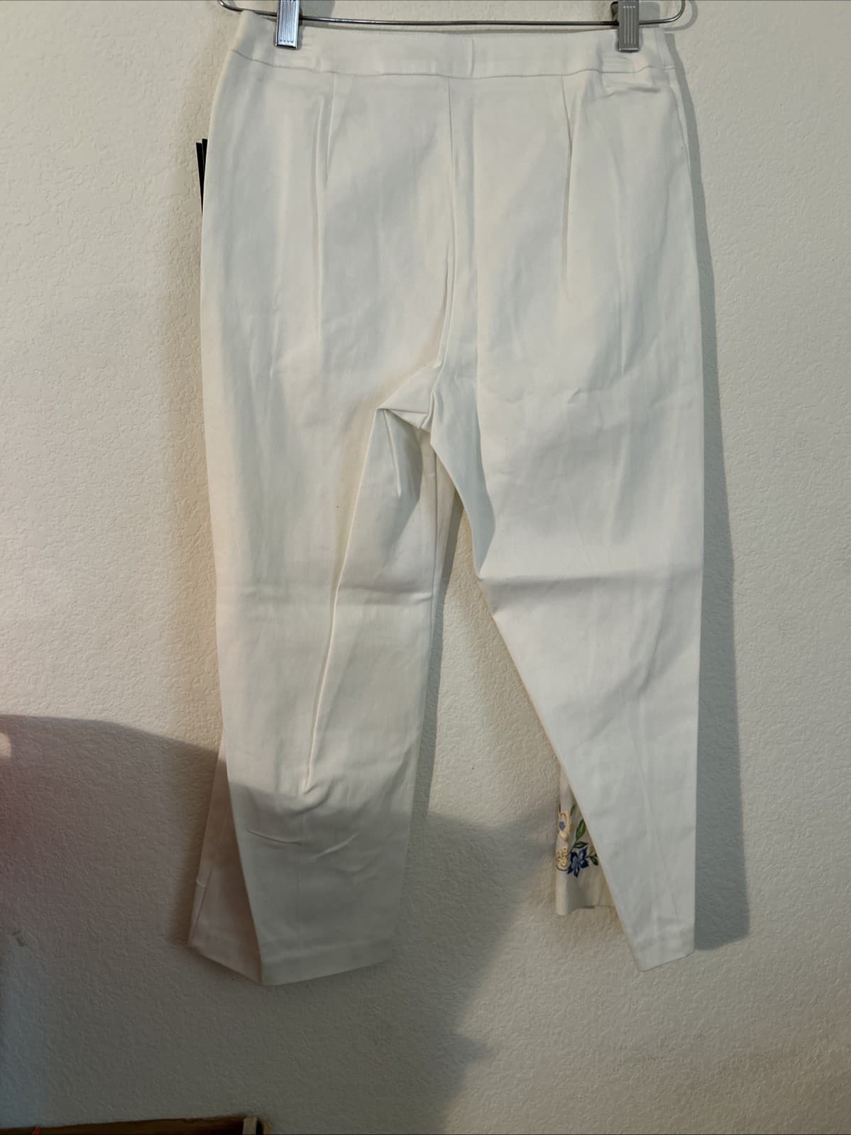 Women’s Cropped Length Capri NWT Briggs New York Size 10 White Stretch NWT - Thumbnail 6