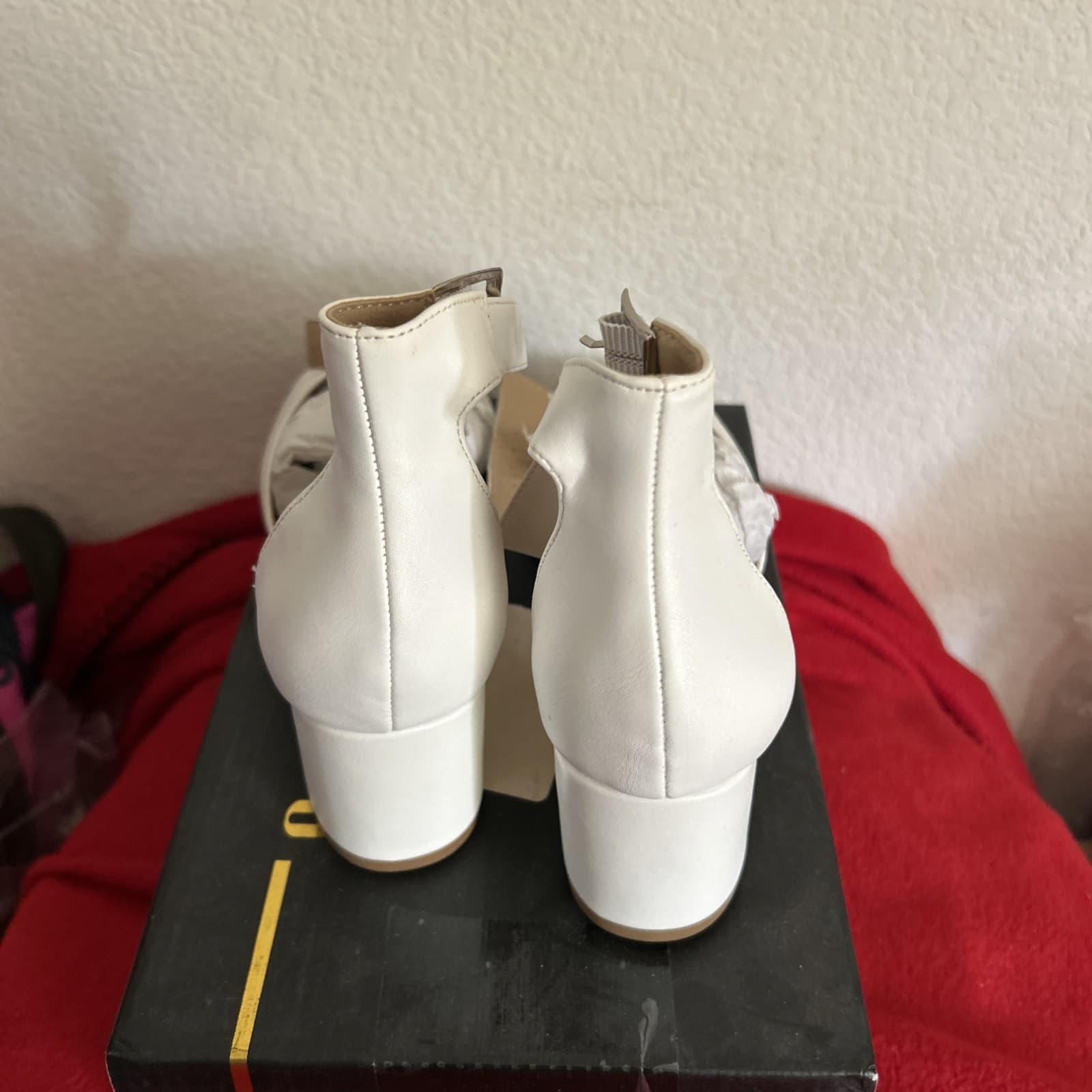 Women’s Pumps Size 7 1/2 White New IDiFU - Thumbnail 4