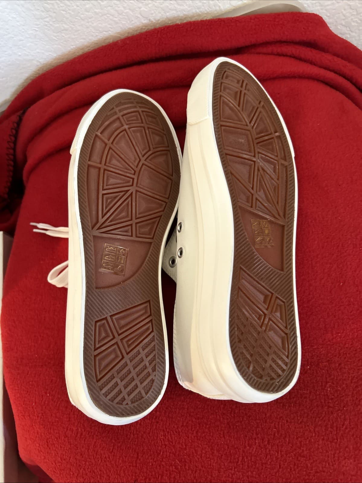 Women’s Size 11 White Polyurethane Sneakers New - Thumbnail 4