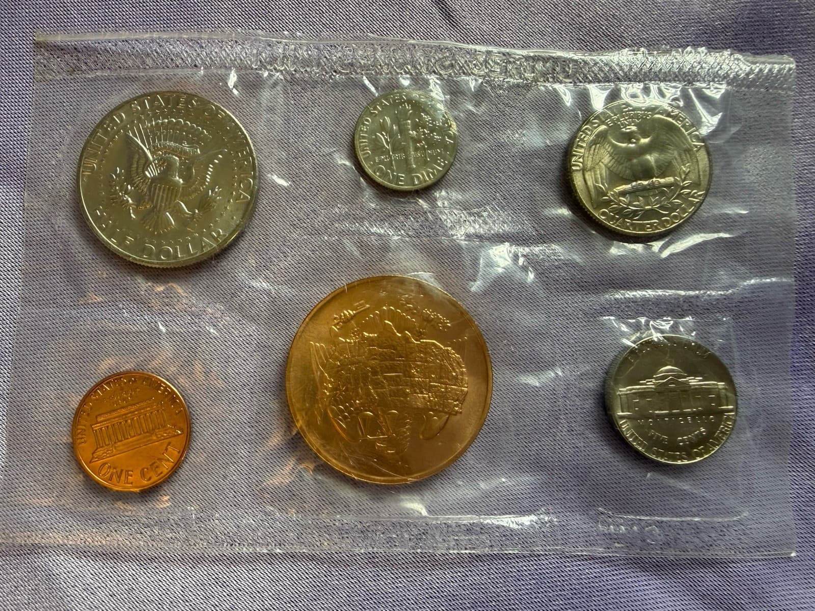 1975 US Mint Set Uncirculated Coins in Original Plastic Pack Uncertified - Thumbnail 8