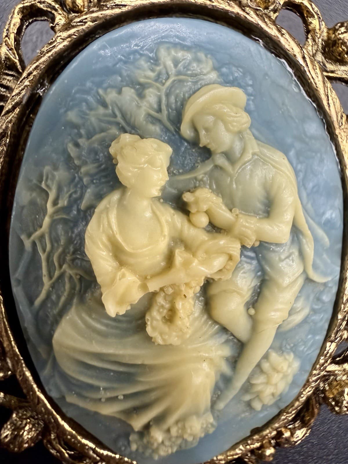 Vintage Cameo Brooch Couple Romancing In The Garden 2 Inch Blue White Silvertone - Thumbnail 2