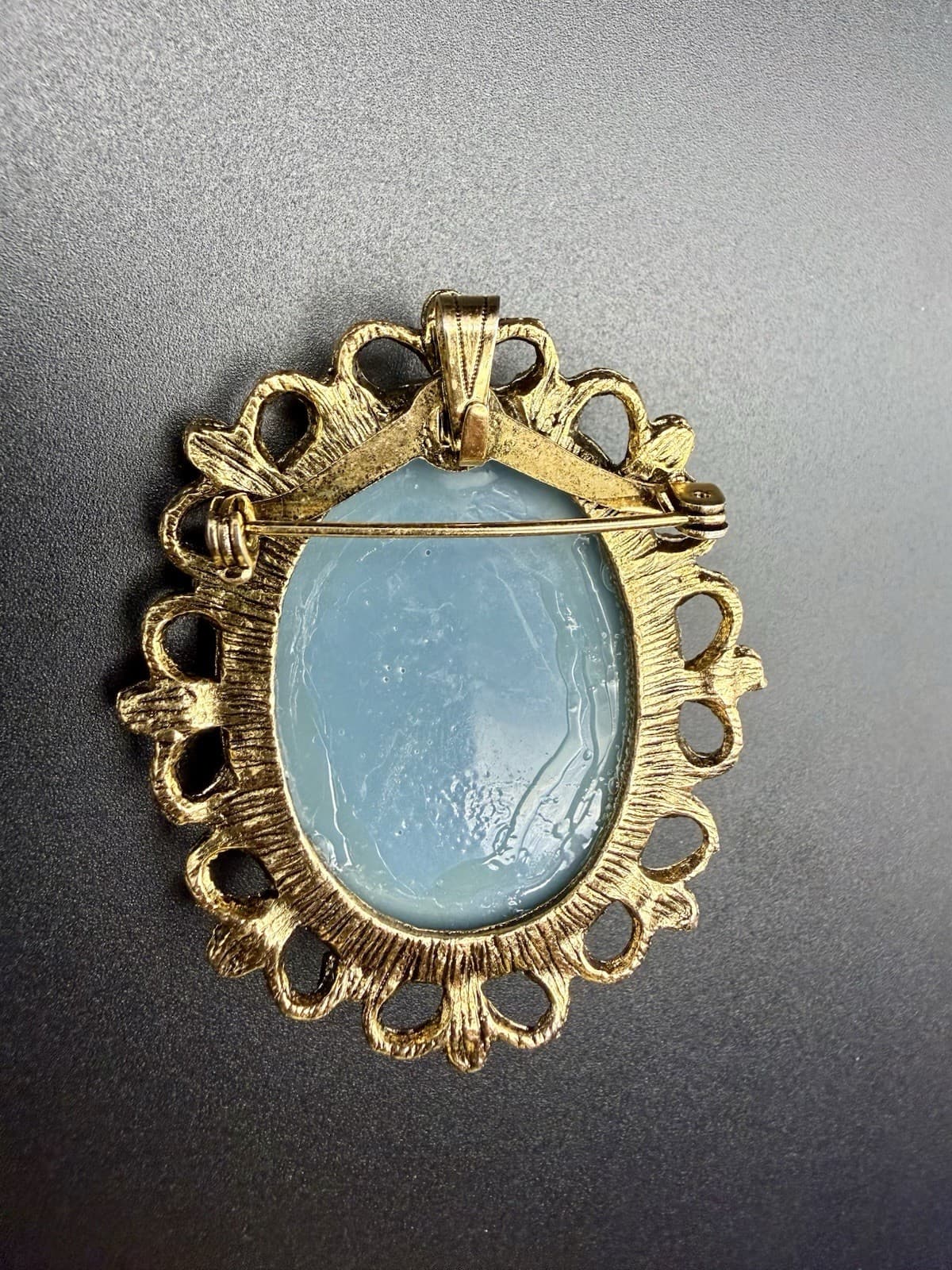 Vintage Cameo Brooch Couple Romancing In The Garden 2 Inch Blue White Silvertone - Thumbnail 3