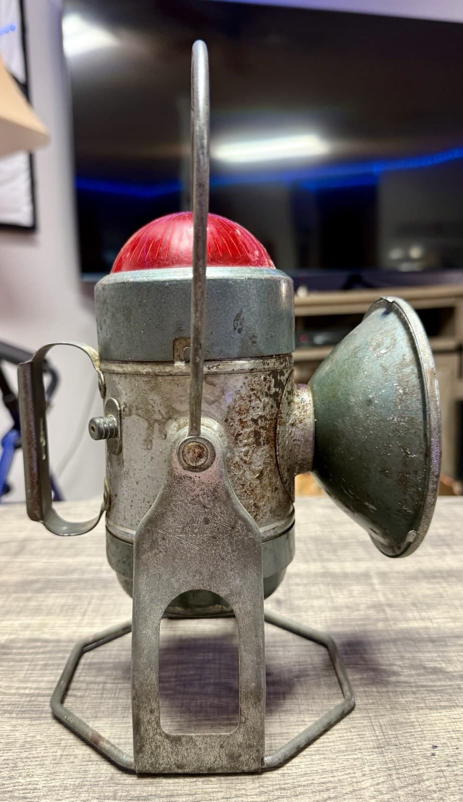 Vintage Empire Metal Ware Corp Railroad Lantern Handilite, Red Dome (Cracked) - Thumbnail 3