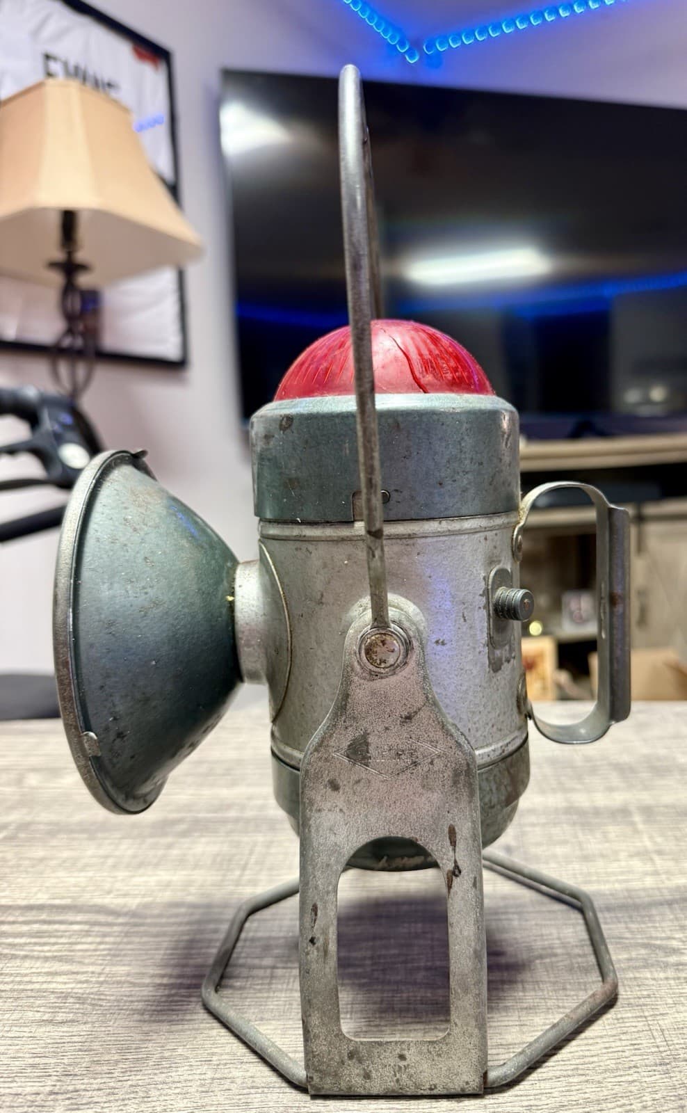 Vintage Empire Metal Ware Corp Railroad Lantern Handilite, Red Dome (Cracked) - Thumbnail 4