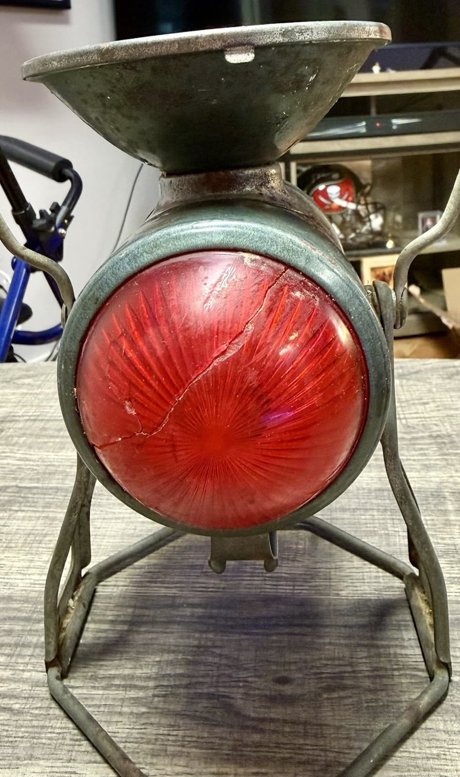 Vintage Empire Metal Ware Corp Railroad Lantern Handilite, Red Dome (Cracked) - Thumbnail 5