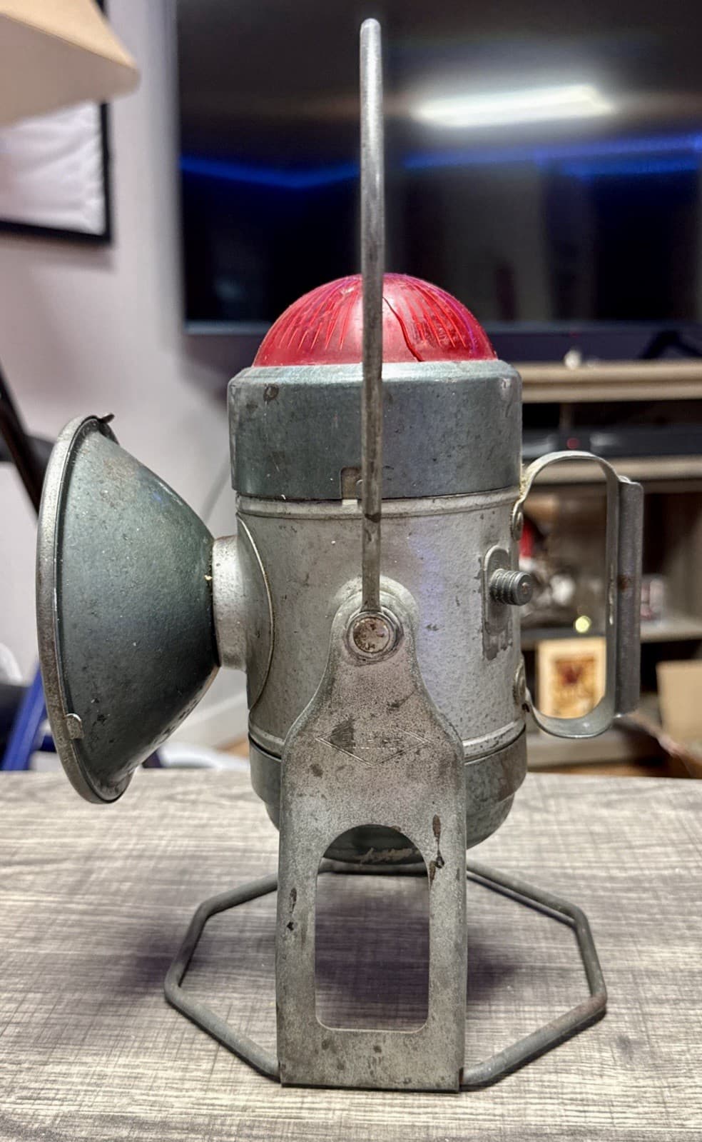 Vintage Empire Metal Ware Corp Railroad Lantern Handilite, Red Dome (Cracked) - Thumbnail 10
