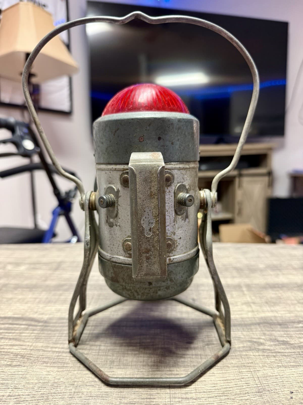 Vintage Empire Metal Ware Corp Railroad Lantern Handilite, Red Dome (Cracked) - Thumbnail 2