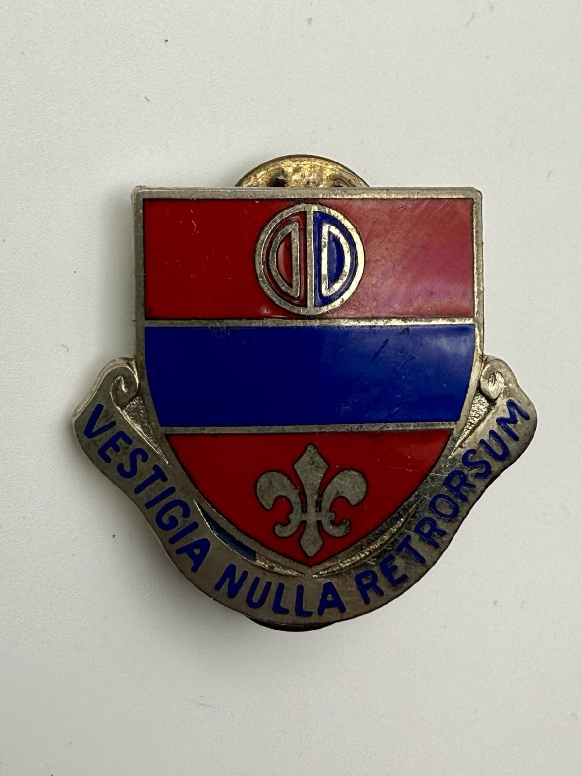 U.S. ARMY 116th FIELD ARTILLERY VESTIGIA NULLA RETRORSUM ENAMELED BADGE PIN #69