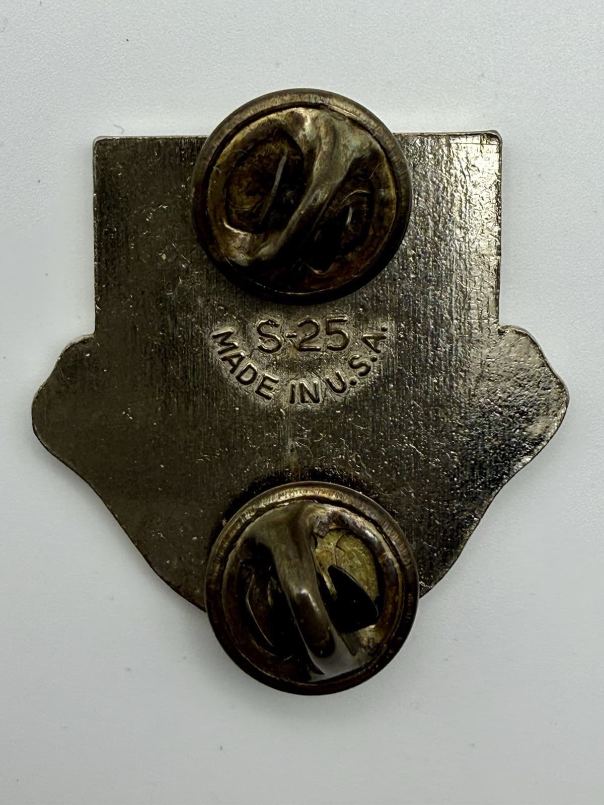 U.S. ARMY 116th FIELD ARTILLERY VESTIGIA NULLA RETRORSUM ENAMELED BADGE PIN #69 - Thumbnail 2