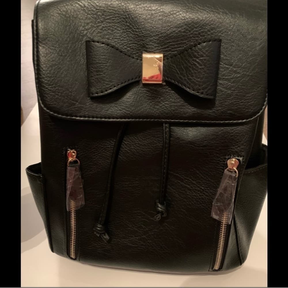 Woman’s faux leather backpack - Thumbnail 3