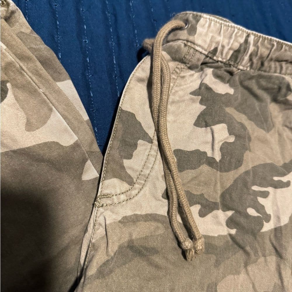 Old Navy Camo Cargo Pants - Thumbnail 2