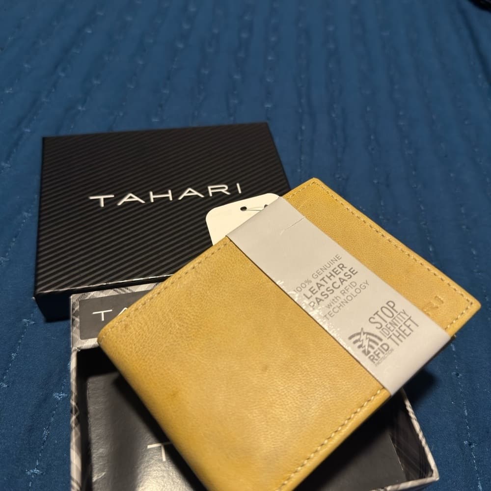 Tahari‎ Yellow Leather Key & Card Holder Minimalist Design - Thumbnail 2