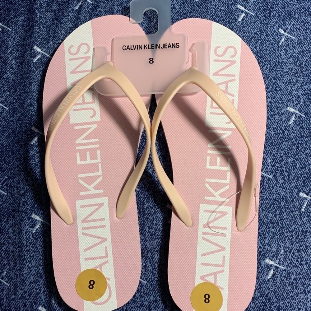 Light Pink & White Calvin Klein Women’s 8