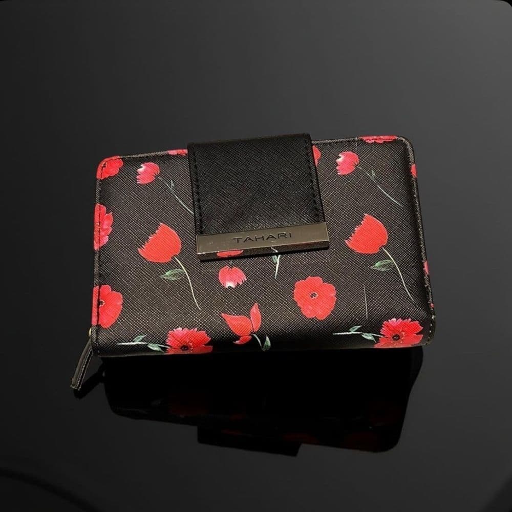 Women’s Tahari Wallet