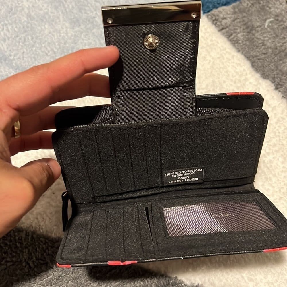 Women’s Tahari Wallet - Thumbnail 4